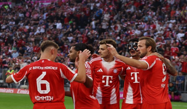 Penyerang Bayern Munich bersama rakan sepasukan meraikan gol pada perlawanan menentang Hamburg / Foto AFP